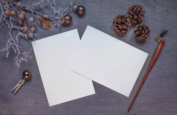 Weihnachtsattrappe mit zwei Einladungskarten — Stockfoto