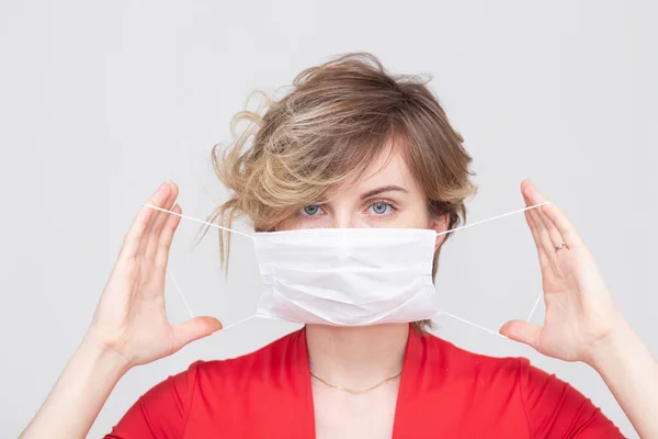 可爱的女孩戴着健康面具 被白色背景隔离 流感流行 灰尘过敏 病毒保护 城市空气污染的概念 — 图库照片