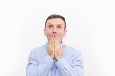 Şaşırmış adam. Kapatın. Yüzünde parlak duygular var. Kavram Omg