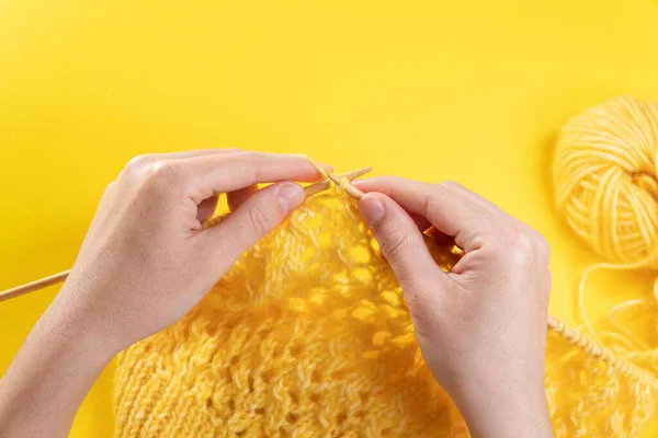 Vrouwen Handen Gebreid Van Gele Wol Een Gele Achtergrond Bovenaanzicht — Stockfoto