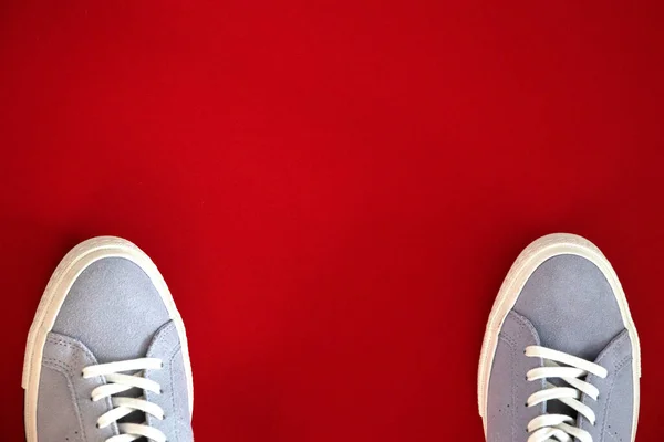 Пара Модних Білих Кросівок Червоному Тлі Комфортне Стильне Взуття — стокове фото
