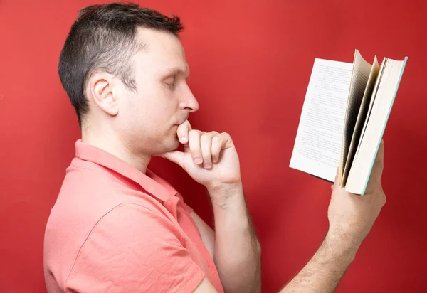 Jovem Estudante Sorridente Elegante Está Com Livros Fundo Vermelho Claro — Fotografia de Stock