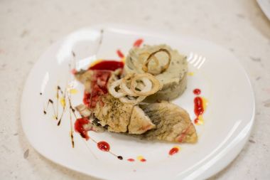 Patates püresi sosu altında ile balık