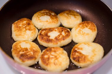 Süzme peynirden peynirli kekler