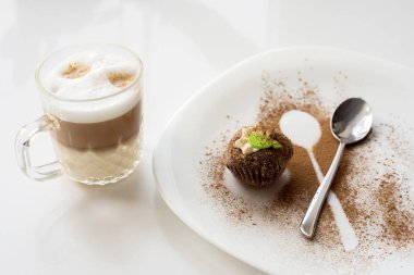 Tarçın ile bir pasta. Kapuçino