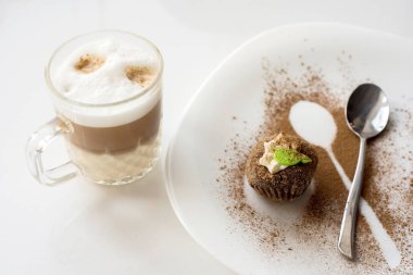 Tarçın ile bir pasta. Kapuçino