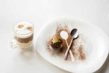 Tarçın ile bir pasta. Kapuçino