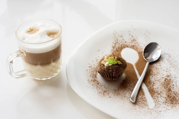 Tarçın ile bir pasta. Kapuçino