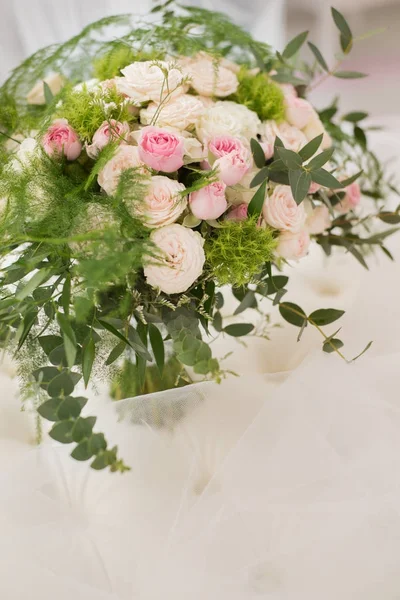 Bouquet de mariage de roses roses — Photo