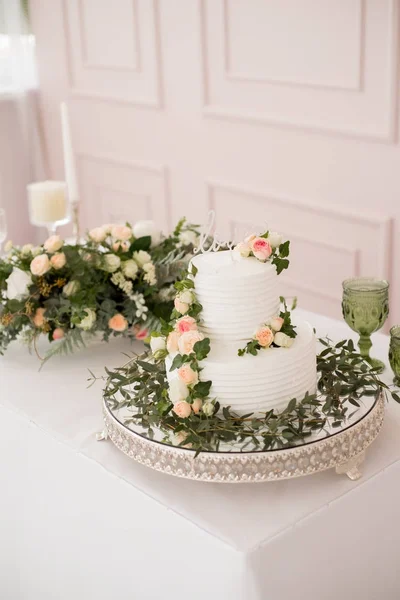 Un gâteau de mariage. Mise en table. Bouquet de mariée . — Photo