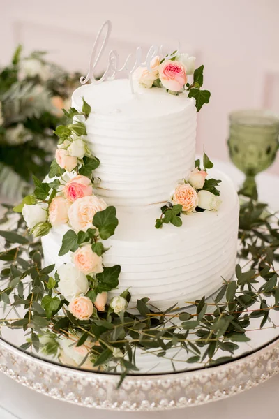 Un pastel de bodas. Configuración de la mesa. Ramo de novia . —  Fotos de Stock