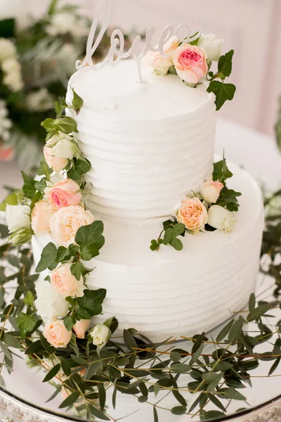 Un pastel de bodas. Configuración de la mesa. Ramo de novia . —  Fotos de Stock