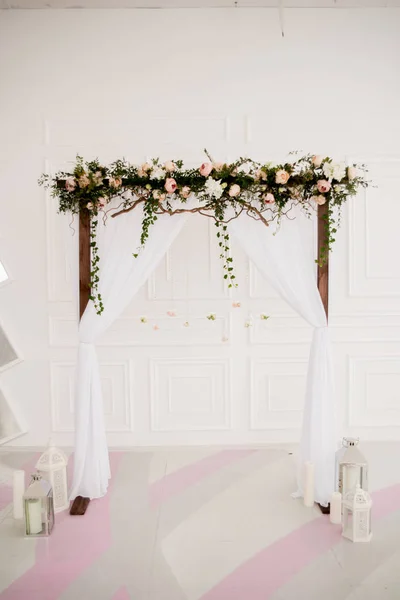 Arco de casamento com flores — Fotografia de Stock