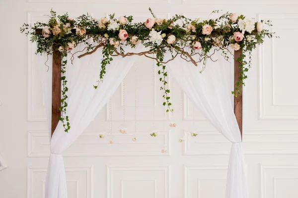 Arco de casamento com flores — Fotografia de Stock