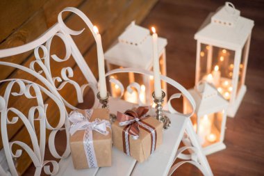 Ahşap merdiven New Year's Eve, yanan Noel mumlar.