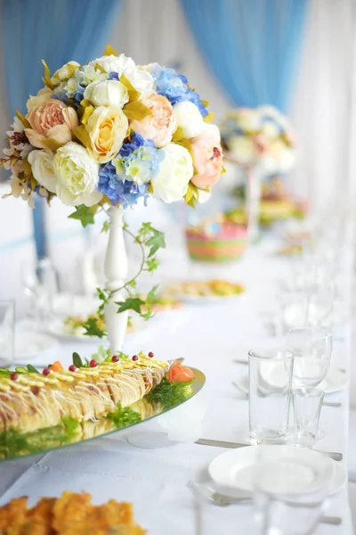 Linda mesa decorada para a festa de casamento. Decorações de casamento com flores — Fotografia de Stock