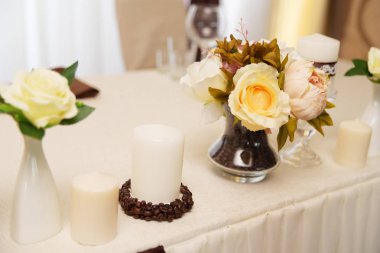 Düğün süslemeleri. Çiçekler ve kahve çekirdekleri