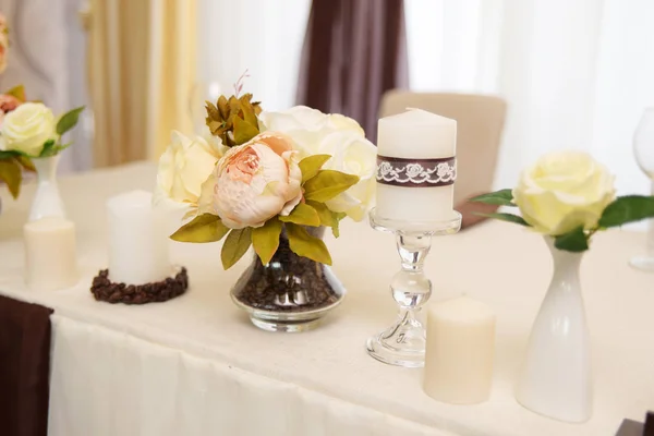 Bröllop dekorationer. Blommor och kaffebönor — Stockfoto