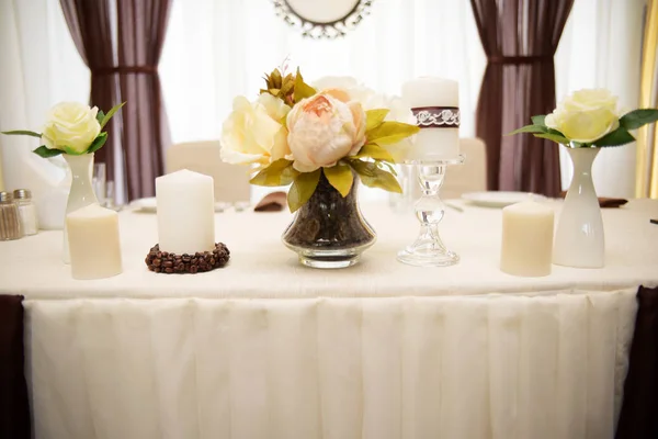 Decorações de casamento. Flores e grãos de café — Fotografia de Stock