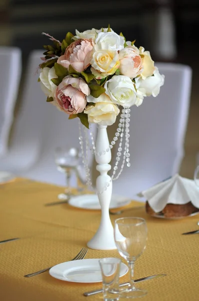 Belle table décorée pour la fête de mariage. Décorations de mariage avec fleurs — Photo