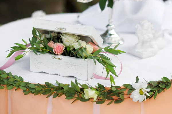 Hermosa mesa decorada para fiesta de bodas. Decoraciones de boda con flores — Foto de Stock
