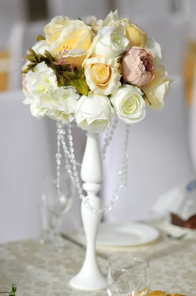 Schön dekorierten Tisch für Hochzeitsgesellschaft gedeckt. Hochzeitsdekorationen mit Blumen — Stockfoto