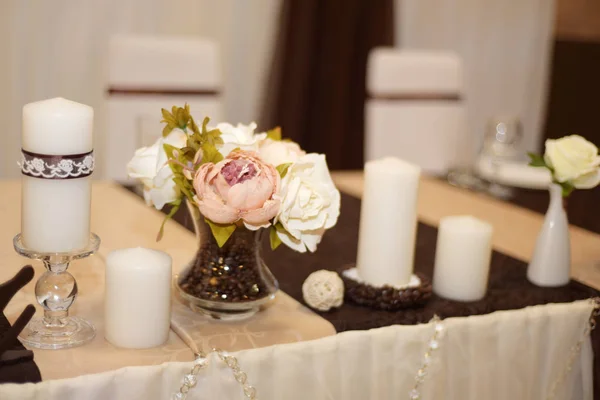 Bröllop dekorationer. Blommor och kaffebönor — Stockfoto