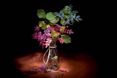 Sonbahar natürmort. Siyah bir arka plan üzerinde izole bir vazoda buket