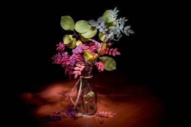 Sonbahar natürmort. Siyah bir arka plan üzerinde izole bir vazoda buket