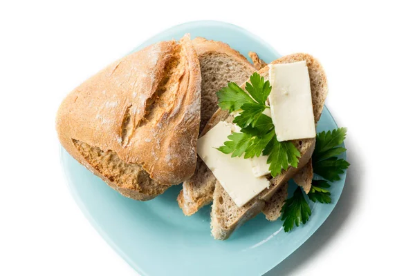 Pan con queso en un plato azul. Aislado sobre fondo blanco — Foto de Stock