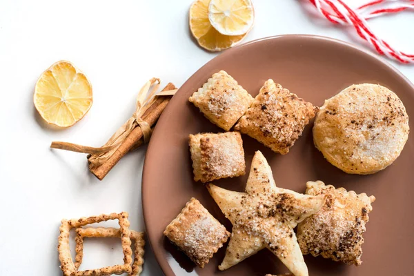 Biscoitos de Natal, especiarias de Natal e fatias de laranja secas no fundo branco — Fotografia de Stock