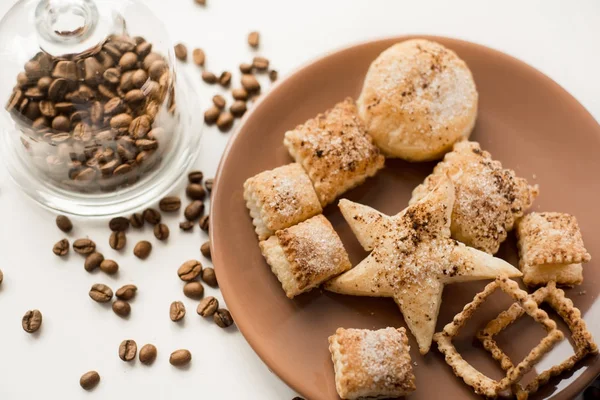 Biscotti di Natale, spezie natalizie e fette di arancia essiccate su sfondo bianco — Foto Stock