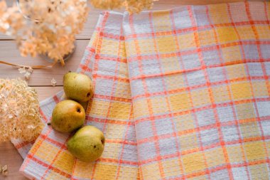 Sonbahar kompozisyon. Kurutulmuş ortanca, keten peçeteye armut. Ahşap bir arka plan üzerinde. Senin yazıt için bir yer