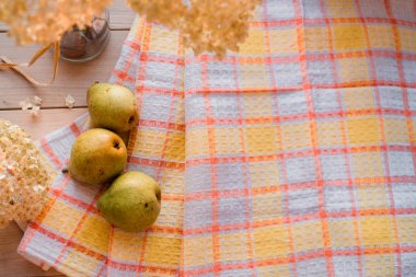 Sonbahar kompozisyon. Kurutulmuş ortanca, keten peçeteye armut. Ahşap bir arka plan üzerinde. Senin yazıt için bir yer