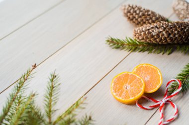Yeni yıl kavramı. Noel süsleri çam ağacı dalları ve mandalina arka plan üzerinde meyve.