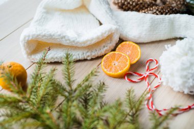 Yeni yıl kavramı. Noel süsleri çam ağacı dalları ve mandalina arka plan üzerinde meyve