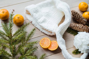 Yeni yıl kavramı. Noel süsleri çam ağacı dalları ve mandalina arka plan üzerinde meyve