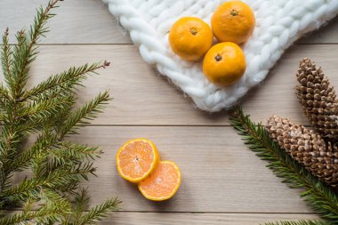 Yeni yıl kavramı. Noel süsleri çam ağacı dalları ve mandalina arka plan üzerinde meyve