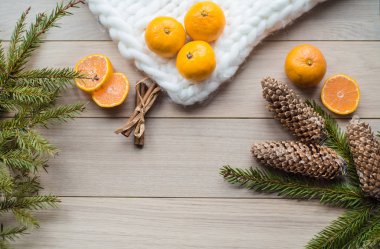 Yeni yıl kavramı. Noel süsleri çam ağacı dalları ve mandalina arka plan üzerinde meyve.