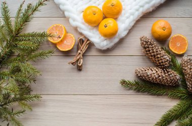 Yeni yıl kavramı. Noel süsleri çam ağacı dalları ve mandalina arka plan üzerinde meyve.