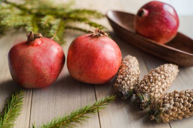 Noel garnet meyve, Ladin ağacı dalı, dokulu bir arka plan üzerinde büyük darbe