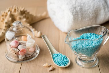 Spa uygulamaları ahşap arka plan üzerinde