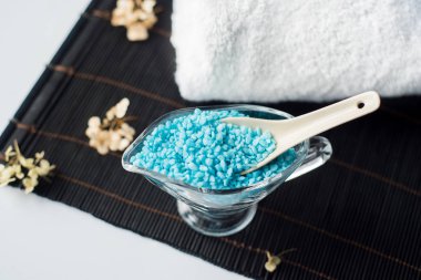 Çiçek ve bambu siyah arka plan üzerinde havlu ile Spa ayarı.