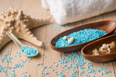 Çiçek ve arka plan üzerinde havlu ile Spa ayarı.