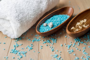 Çiçek ve arka plan üzerinde havlu ile Spa ayarı.