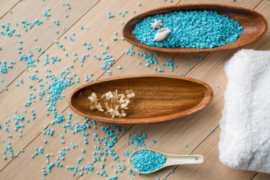 Çiçek ve arka plan üzerinde havlu ile Spa ayarı.