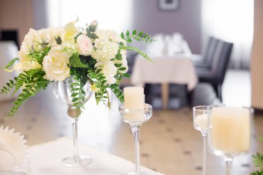 Düğün dekor iç. Masada beyaz çiçekler. Tablo kristal gözlük ile hizmet.