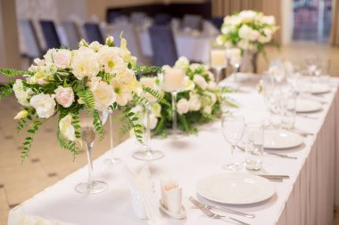 Düğün dekor iç. Masada beyaz çiçekler. Tablo kristal gözlük ile hizmet.