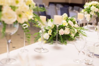 Düğün dekor iç. Masada beyaz çiçekler. Tablo kristal gözlük ile hizmet.