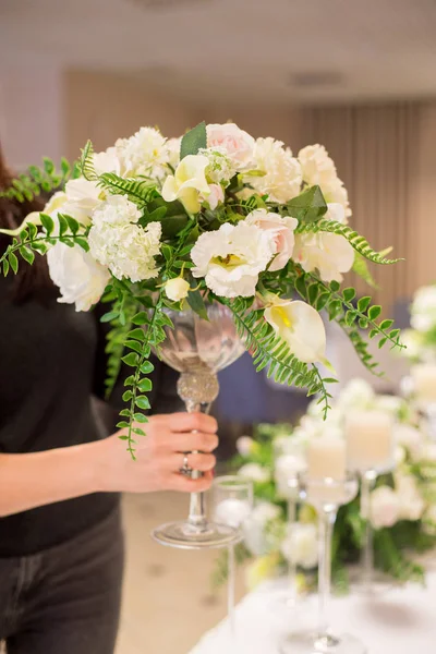 The girl the florist makes a bouquet of flowers. The florist does a bouquet. — Stock Photo, Image